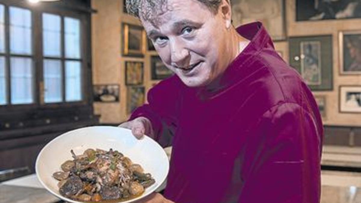 El chef del Bilbao, Jordi Olivet, muestra un plato de perdiz en escabeche.