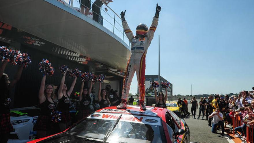 Borja García celebra su triunfo en la cita valenciana de la NASCAR.