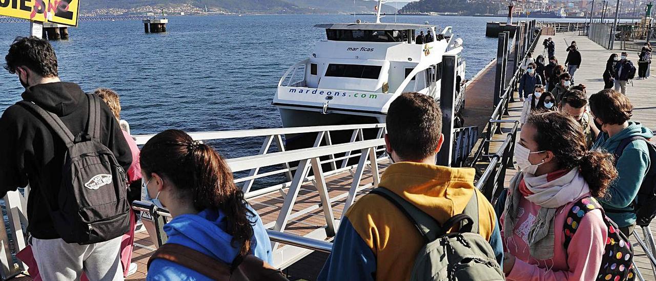 El primer embarque a Cíes del año, desde el Puerto de Vigo.   | // PABLO HERNÁNDEZ