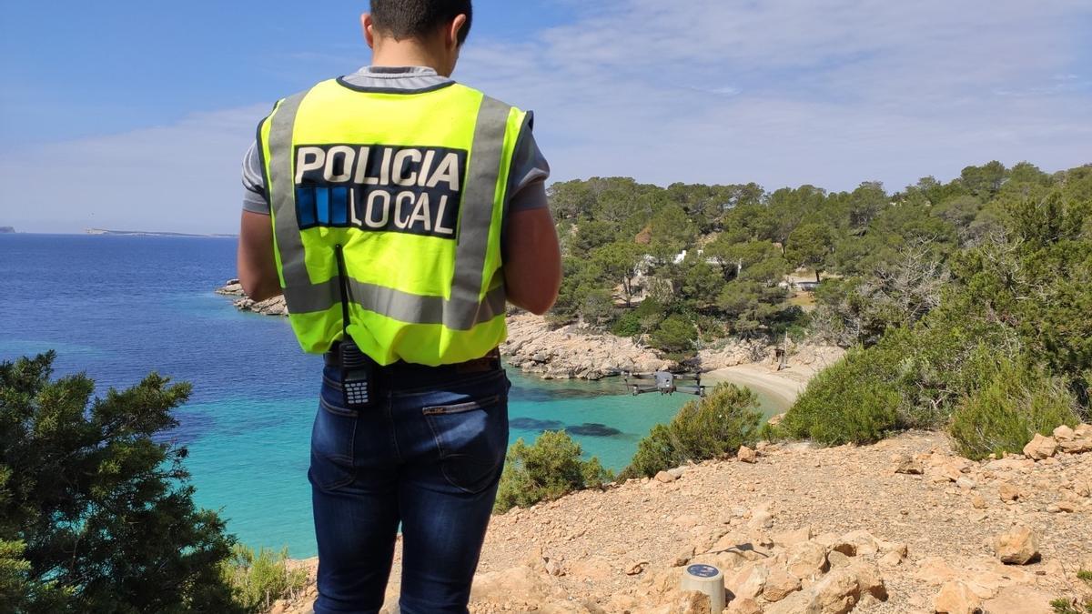 Archivo - Agente de la Policía Local en Ibiza.