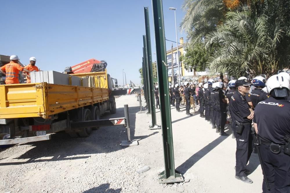 Dos vecinos y un policía heridos durante las prote