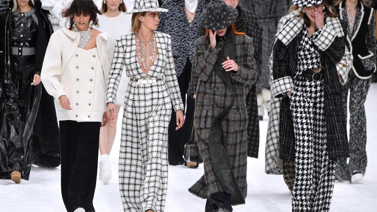 Las modelos lloran por Karl Lagerfeld en el desfile de Chanel