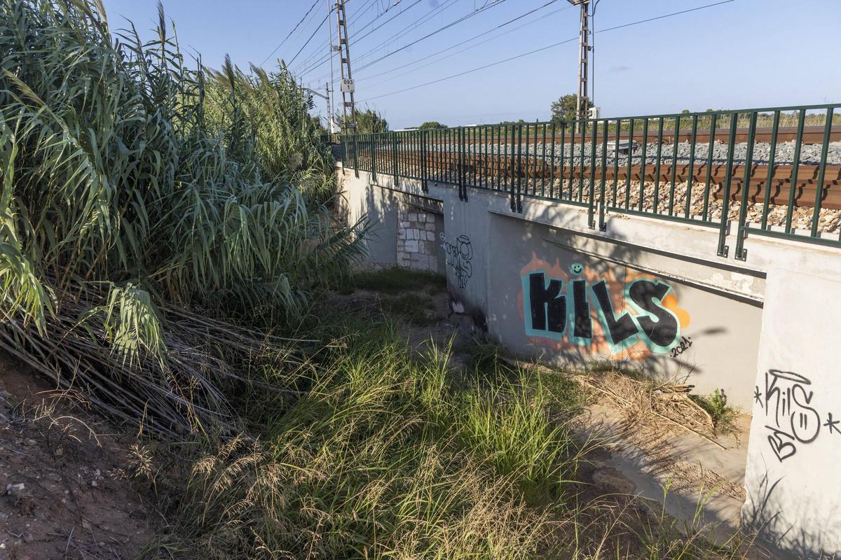 Intersección actual del barranco con las vías que resulta insuficiente.