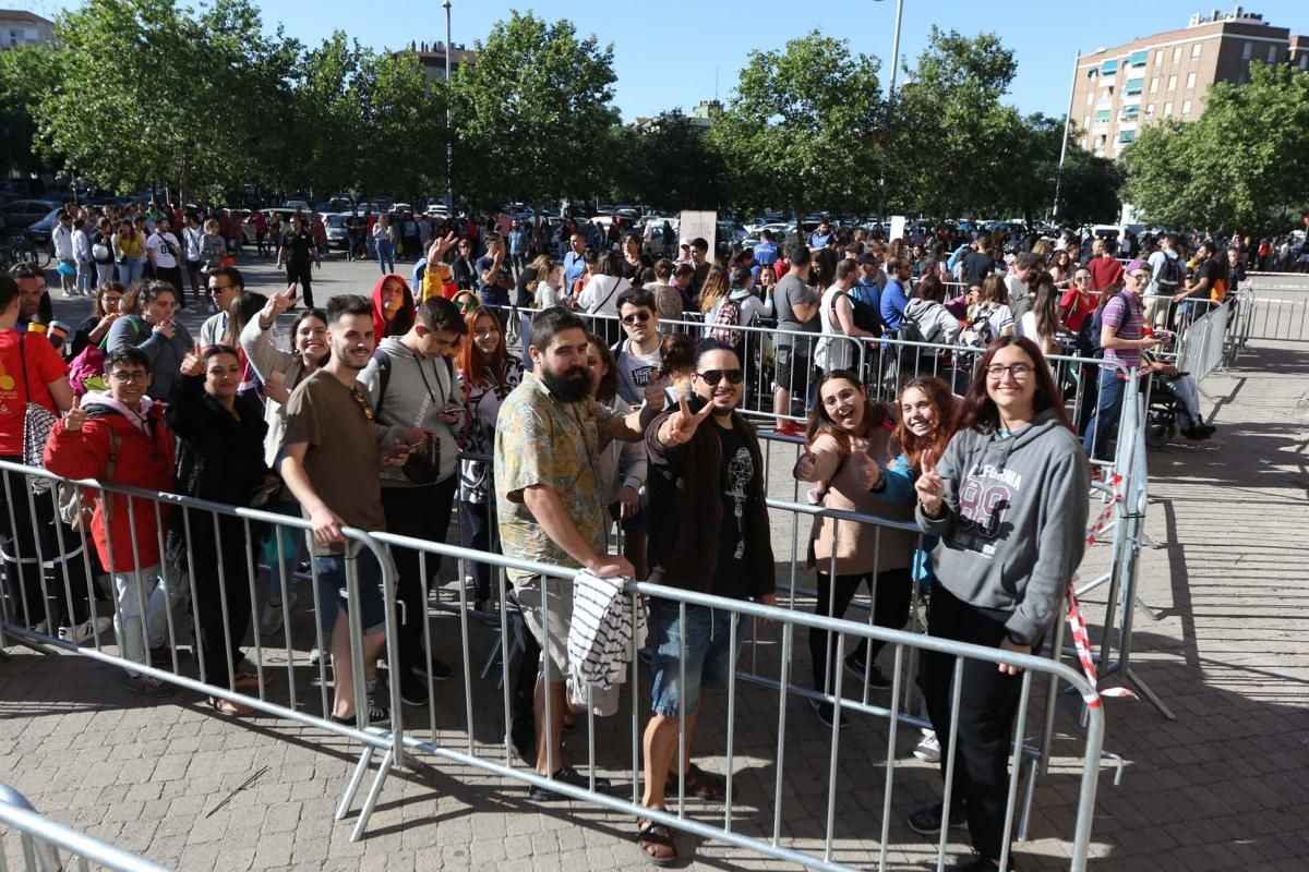 Largas colas para retirar las invitaciones del concierto de Rosalía