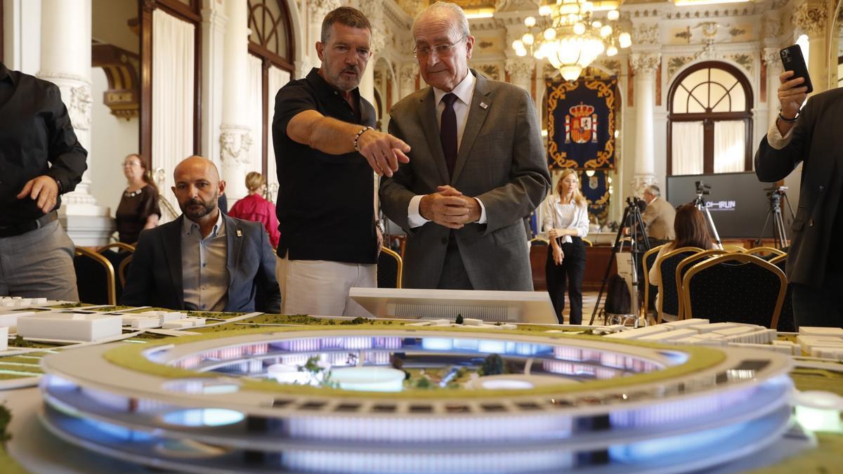 Banderas presenta en el Ayuntamiento de Málaga un nuevo centro de formación de técnicos