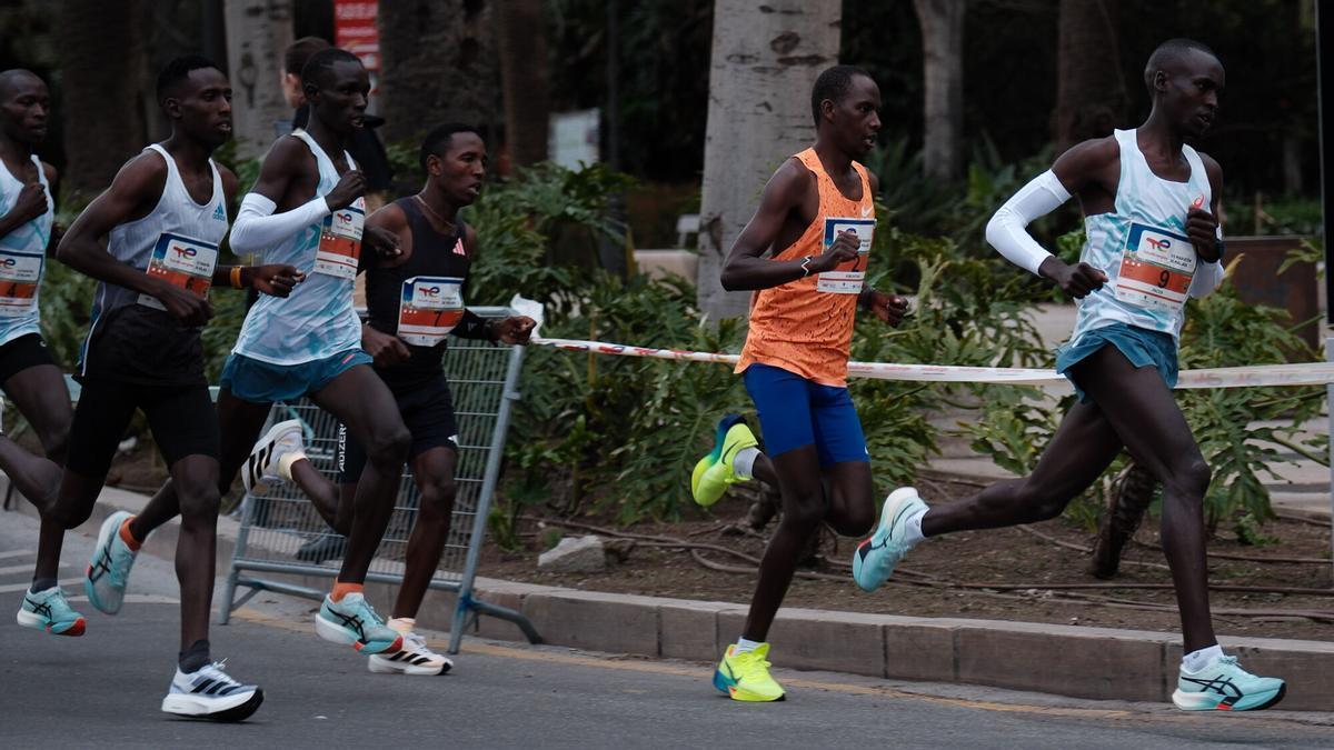Corredores durante el TotalEnergies Media Maratón de Málaga 2025.