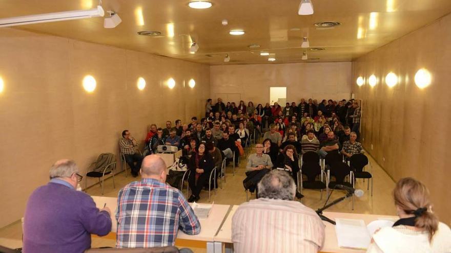 Los trabajadores municipales, durante una asamblea celebrada el año pasado.