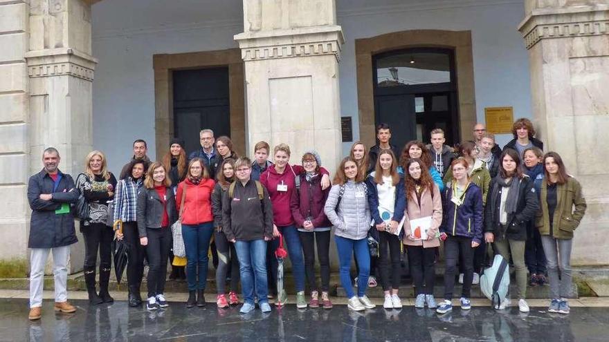 Profesores y alumnos, ayer, con Aurora Cienfuegos (segunda por la izquierda), delante del Ayuntamiento.