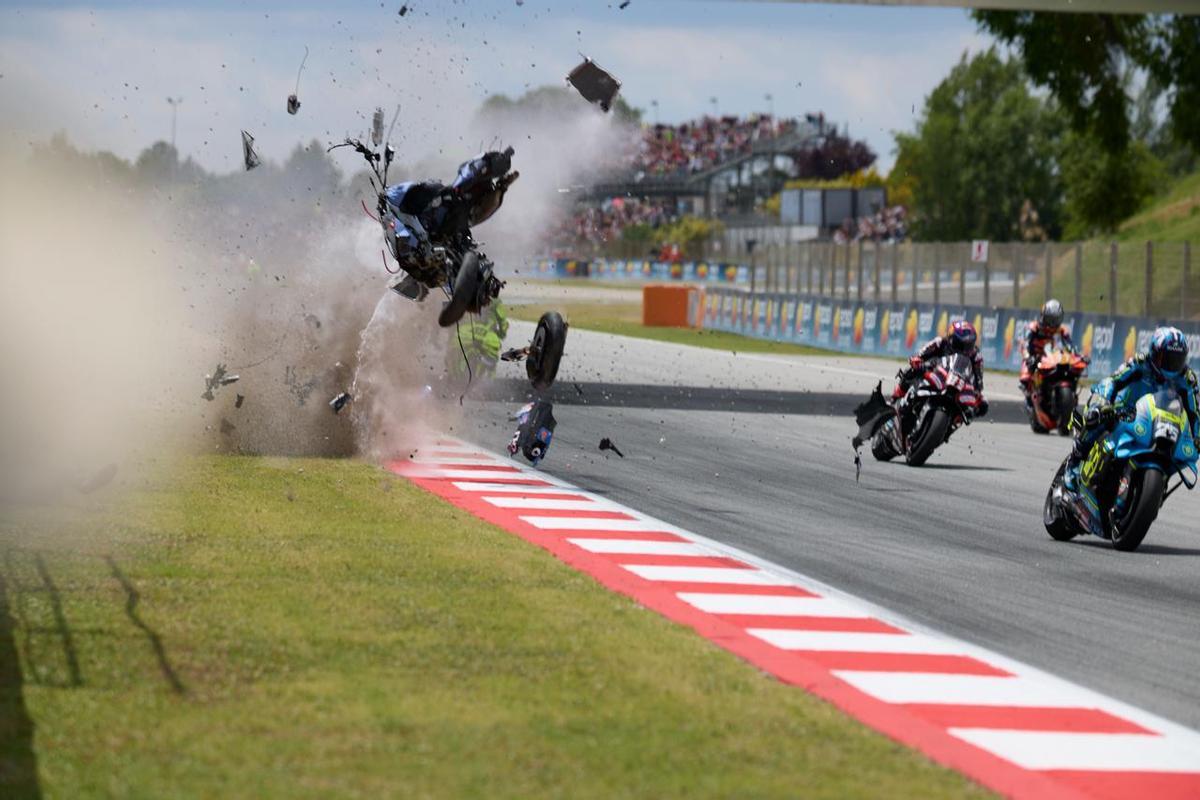 Las impactantes imágenes del durísimo accidente de Àlex Márquez en el GP de Catalunya
