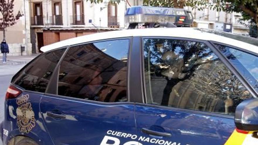 La mujer de Medrano ayer en un coche policial.