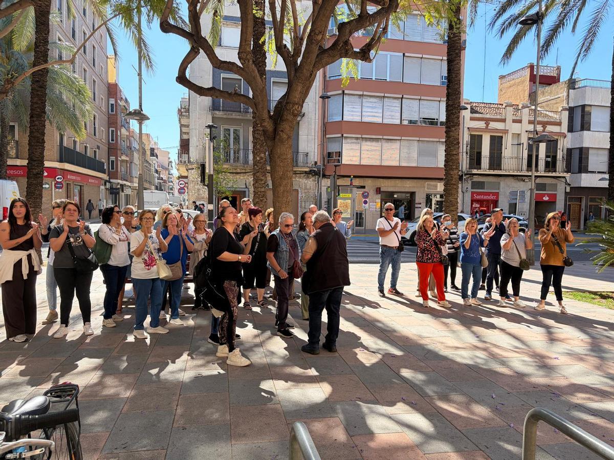 Los vecinos se concentran ante el ayuntamiento.