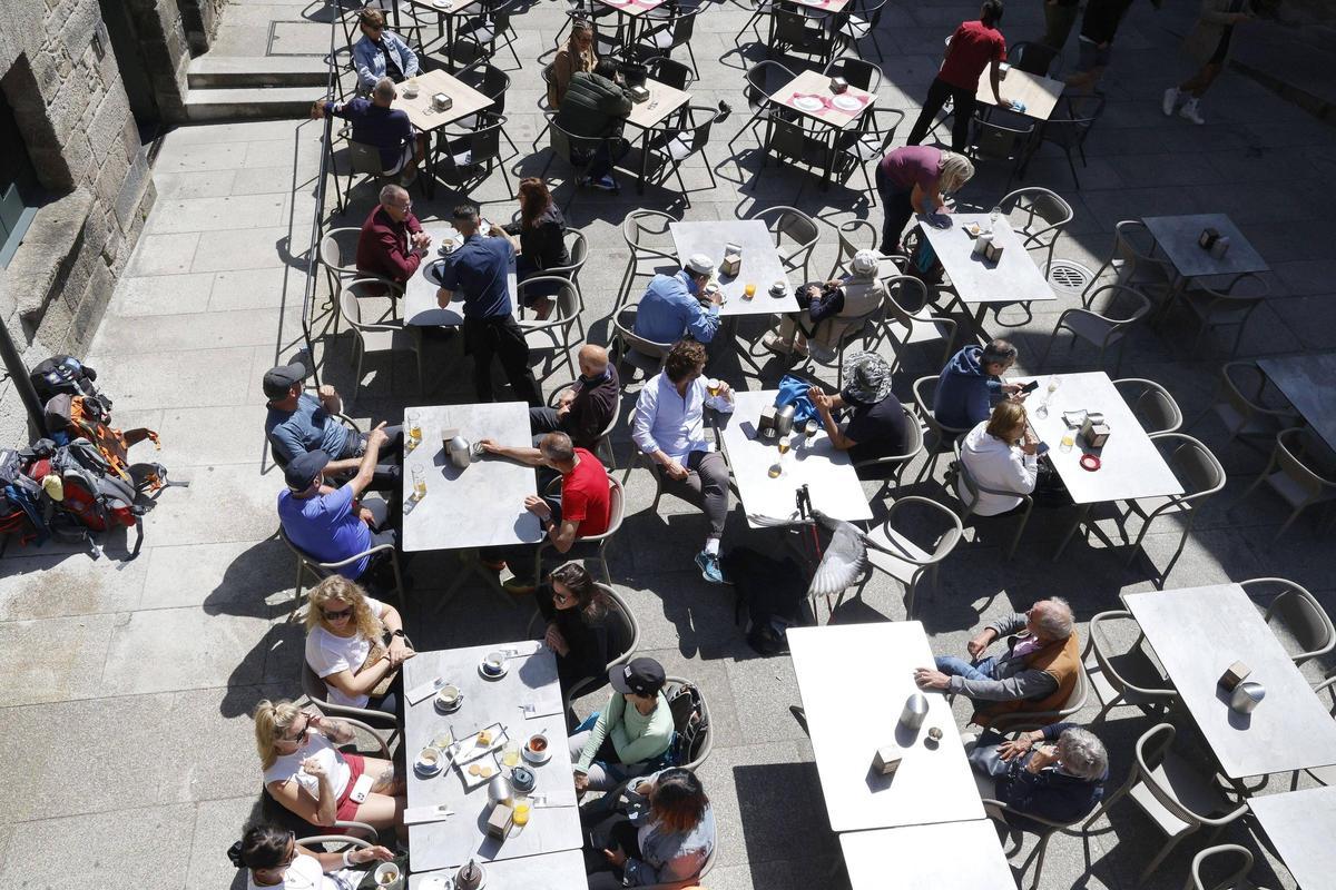 Clientes en la terraza de un local del casco histórico de Santiago