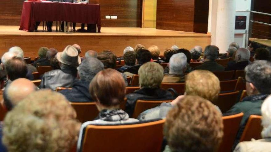 La asamblea, ayer, de los jubilados de Bueu. // Gonzalo Núñez