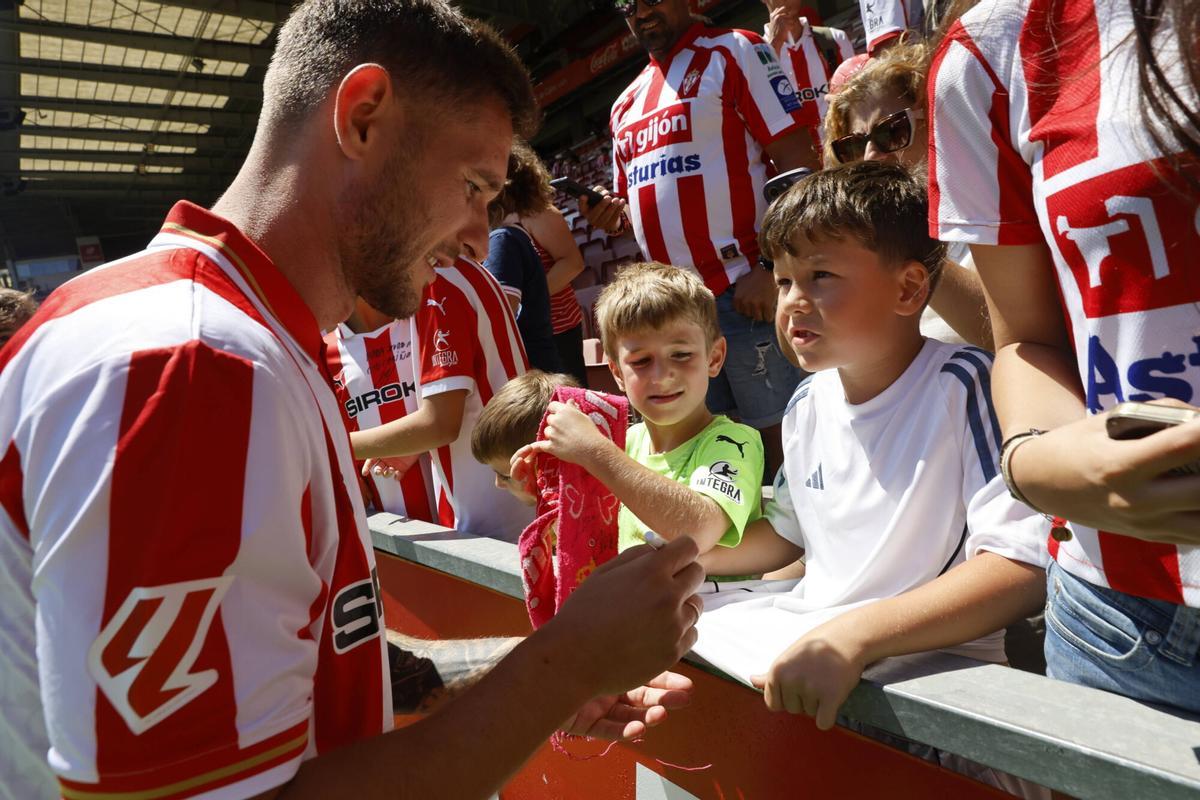 Los nueve fichajes del Sporting reciben el primer baño de masas en El Molinón ante 600 aficionados