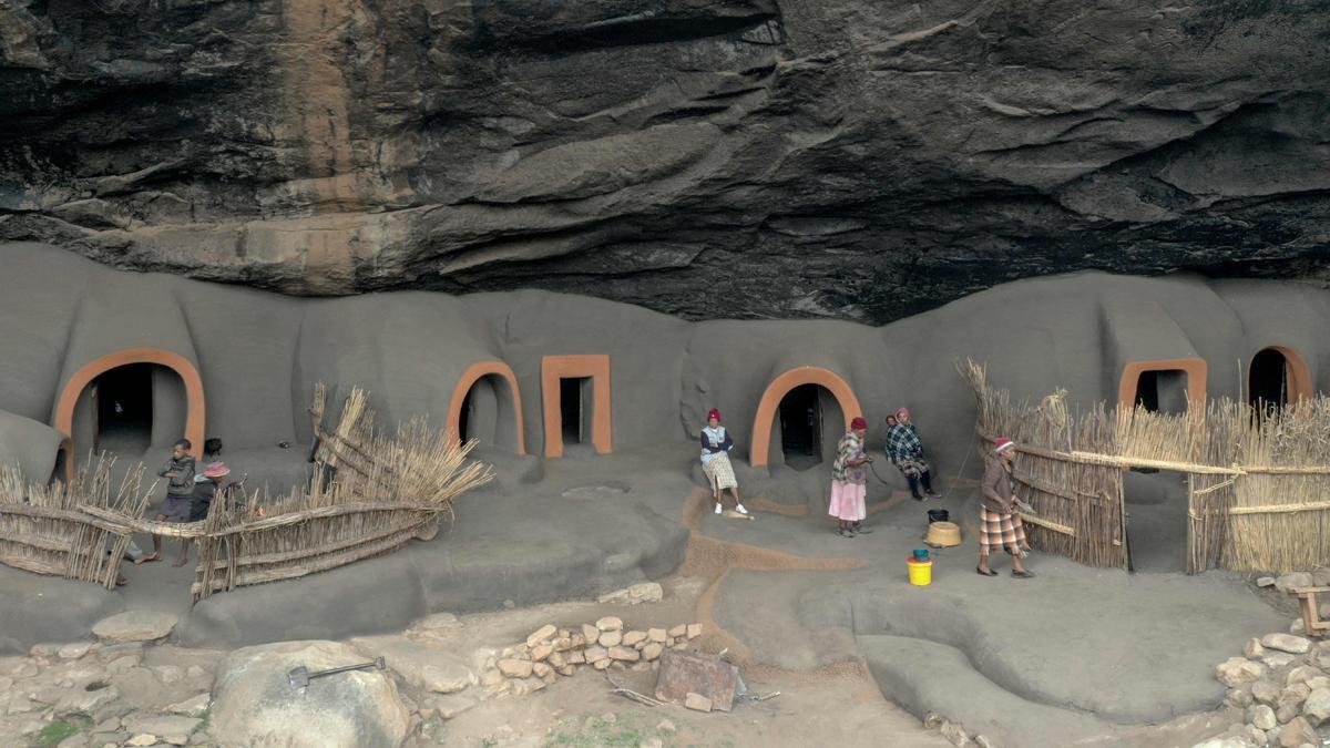 Los últimos habitantes de las cuevas de Kome, en Lesotho