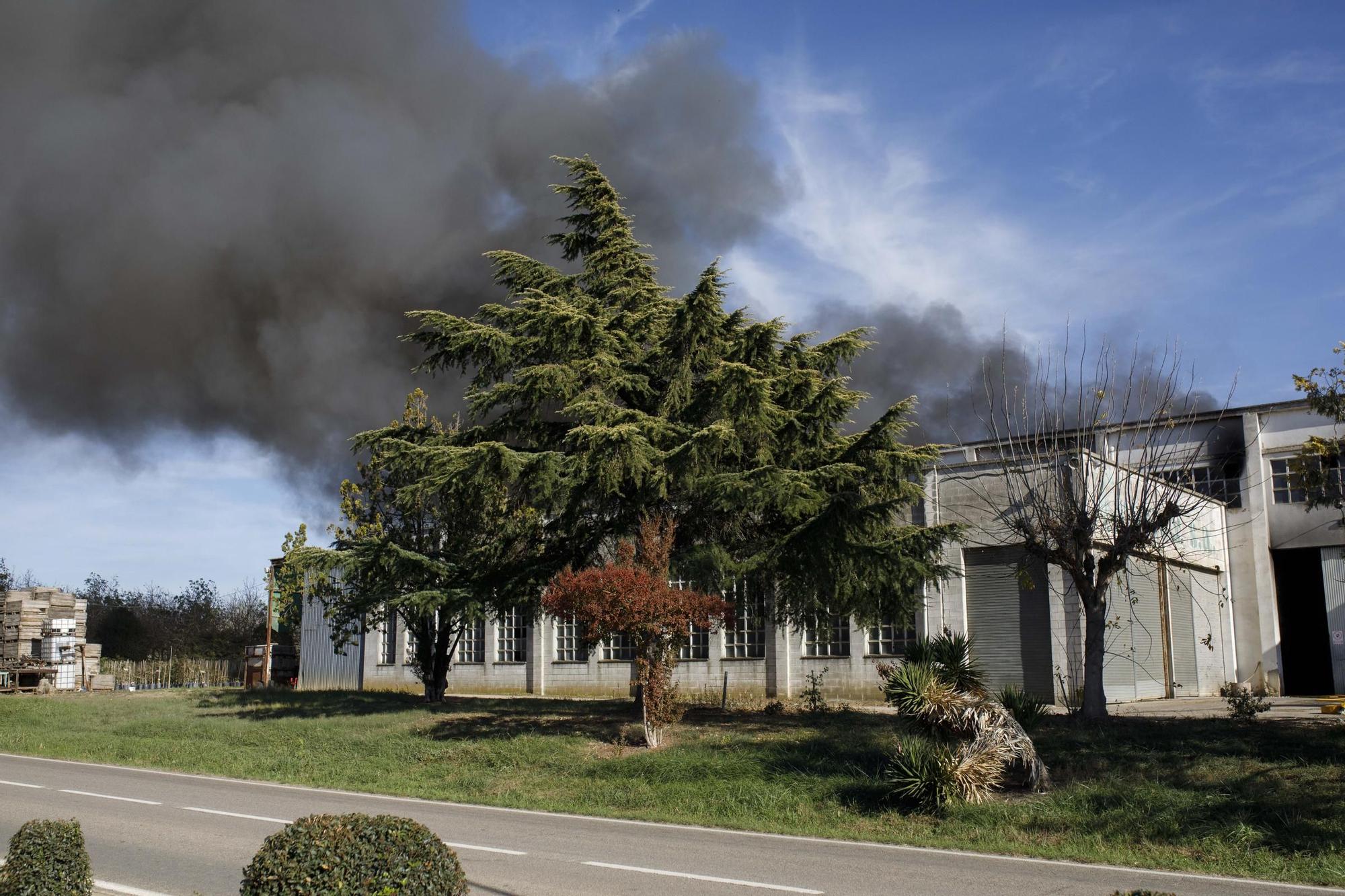 Aparatós incendi en una nau industrial a Vilobí