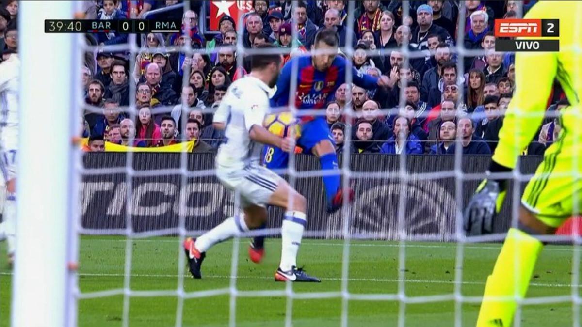 Jordi Alba se las tuvo con Kovacic