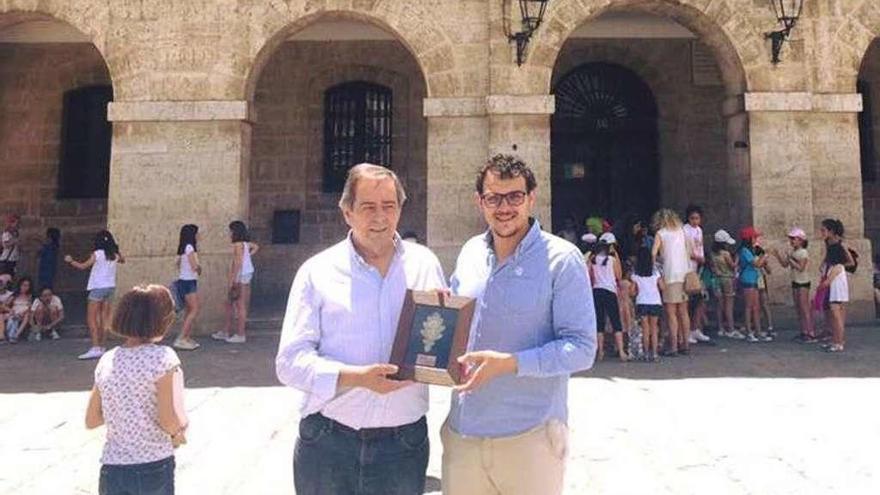 Gorroño (izquierda) entrega a Del Bien una hoja del Árbol de Guernica durante el encuentro.