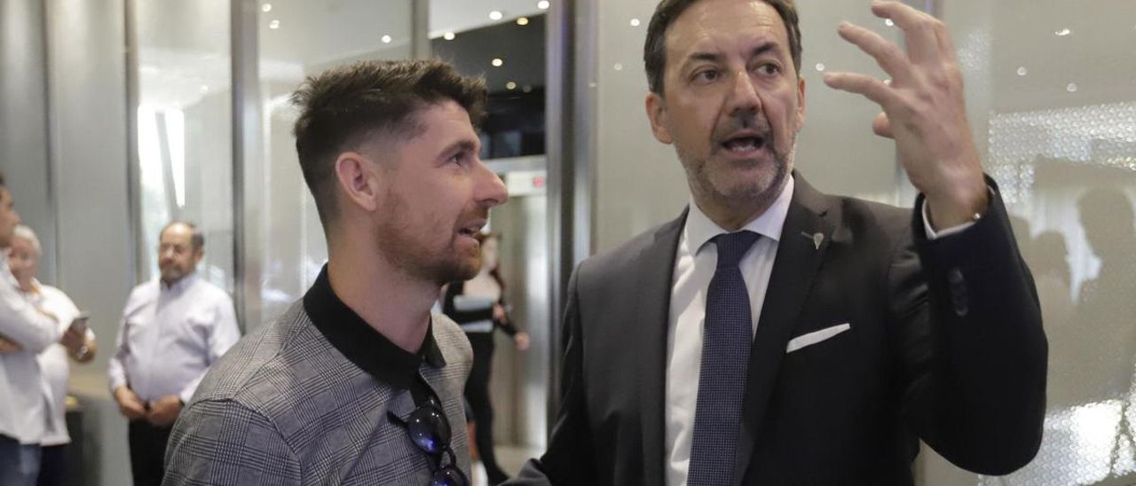 Javi Flores, junto a Antonio Fernández Monterrubio, en 'Los Desayunos de Diario Córdoba'.