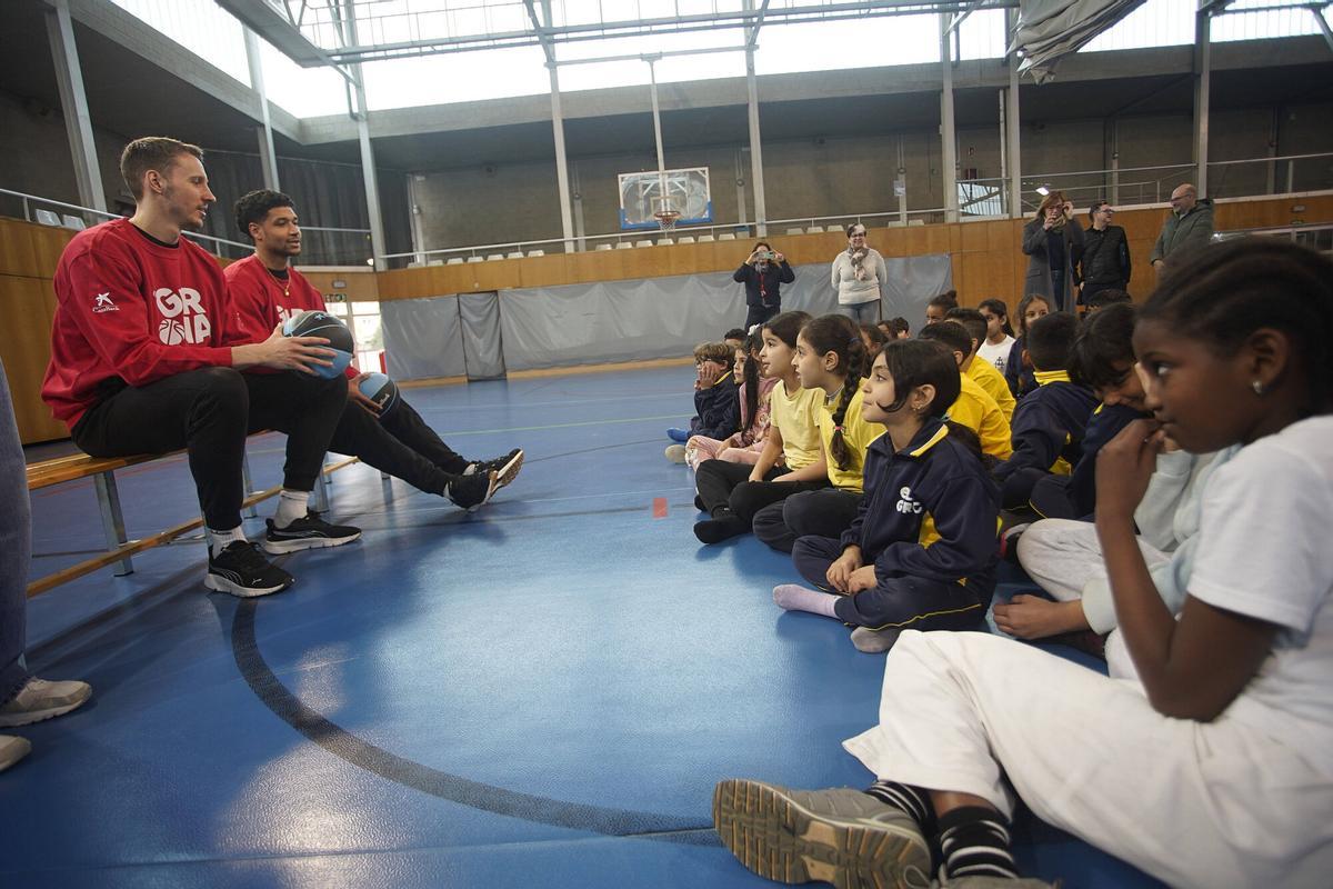 Girona pavello santa eugènia alumnes Escola Santa Eugènia de Girona trobada amb jugadors del Bàsquet Girona