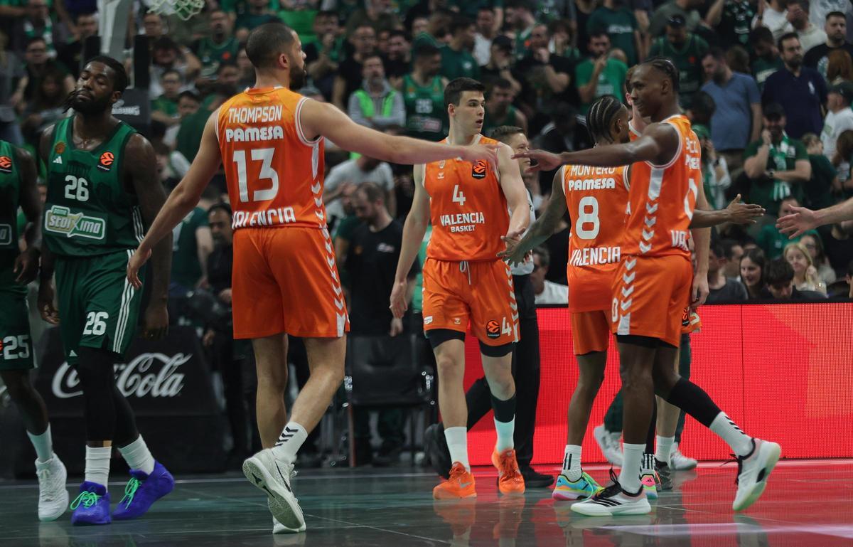 Los jugadores del Valencia Basket celebran con moderación una victoria que fuerza un cuarto partido.