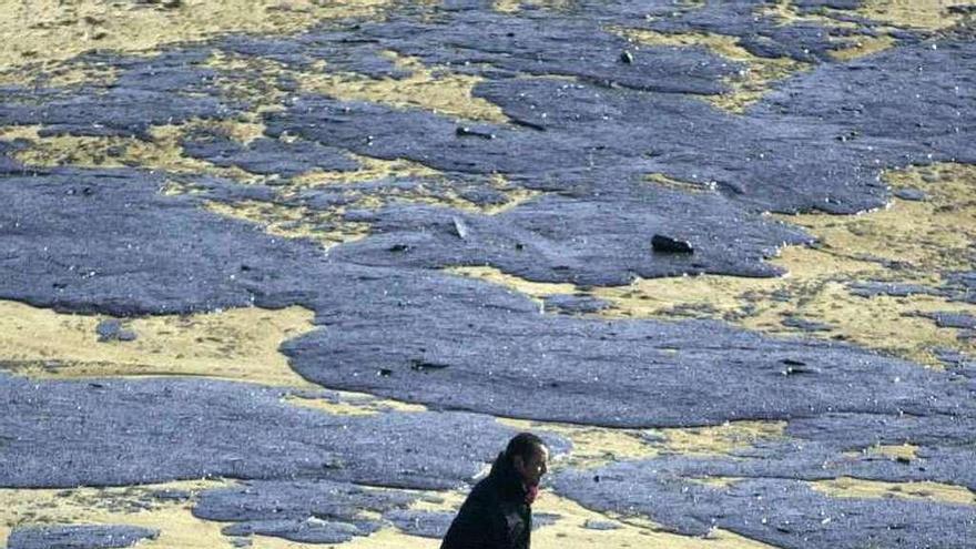 Chapapote en una playa cercana al cabo Fisterra. // Efe