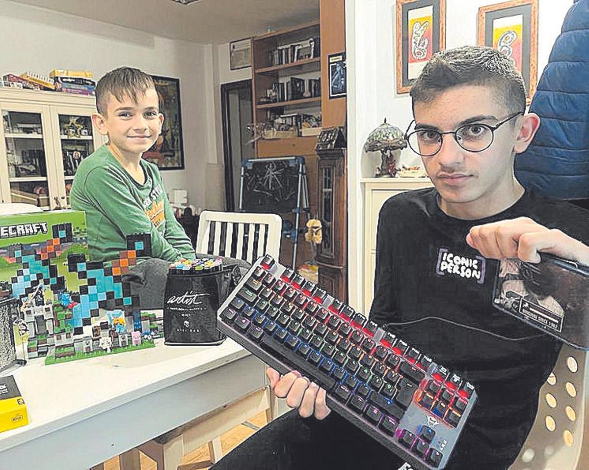 Guzmán y Rodrigo, ayer, con sus regalos de los Reyes Magos.