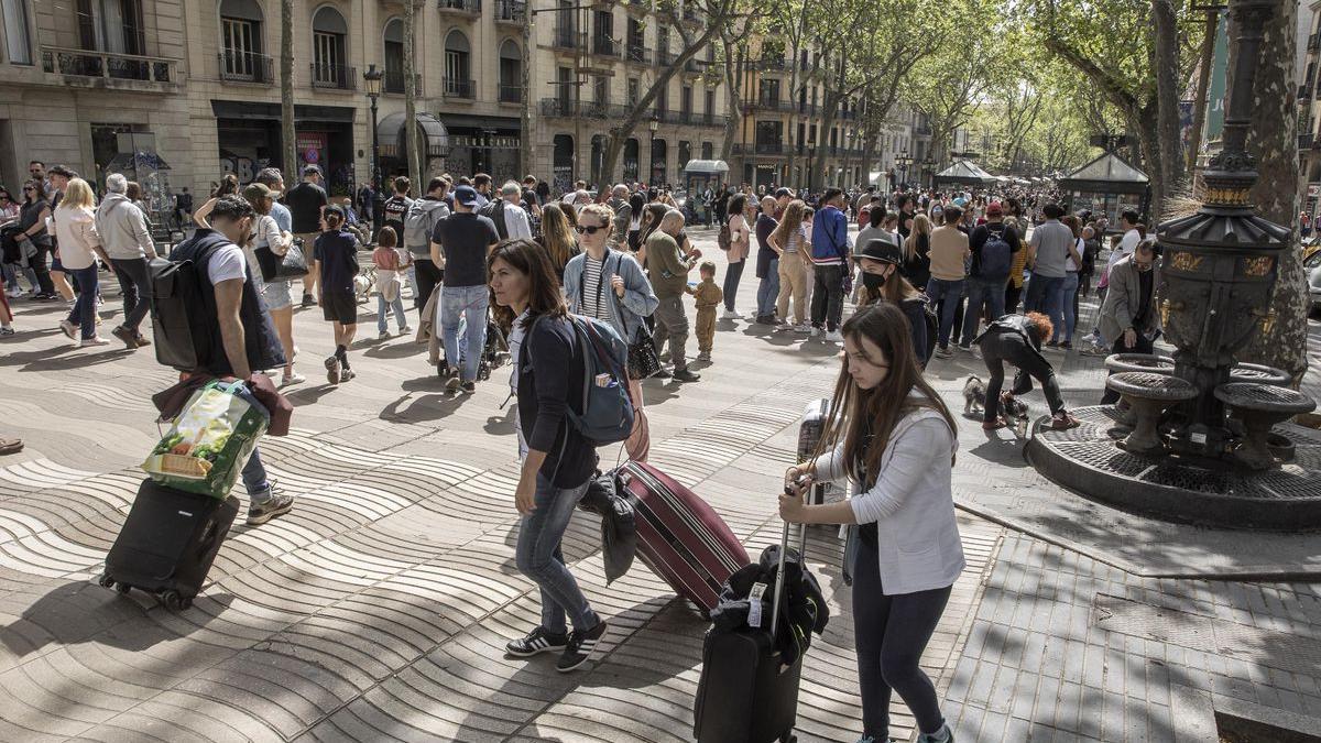 Turistas en la Rambla de Barcelona durante esta Semana Santa.