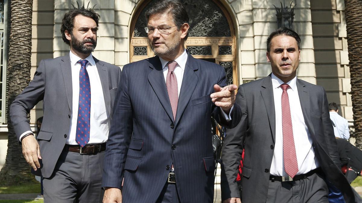 El ministro Rafael Catalá (centro) este jueves, en Barcelona