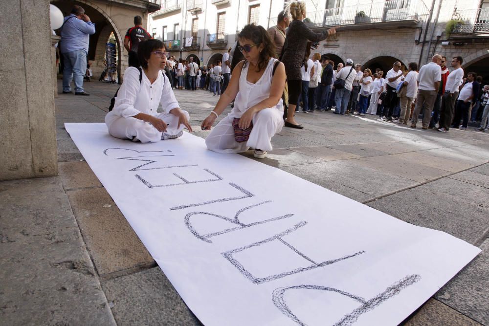 Concentració per reclamar diàleg i convivència a la Plaça del Vi de Girona