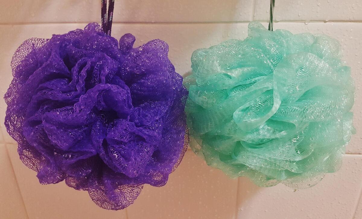 5 consejos prácticos para que la esponja de la ducha nos limpie en vez de mancharnos