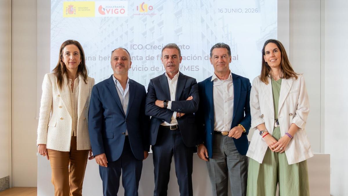 De izquierda a derecha, Inés González (Zona Franca), Regades, Javier Lourido (ICO Galicia), Javier González (coordinador Nacional Asesores Territoriales para el proyecto ICO) y Laura Rivas (Zona Franca).