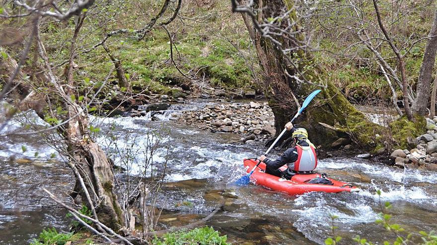 Comienza el descenso por las aguas bravas del río Tuela. | Araceli Saavedra