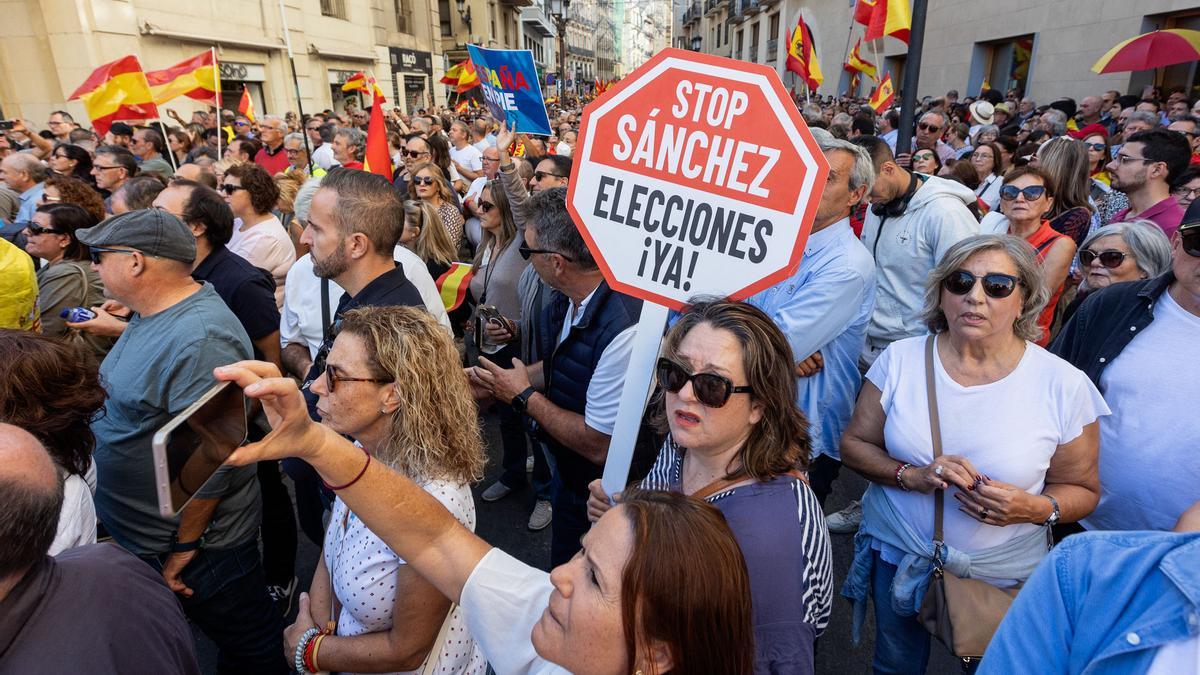 La Plaza del Ayuntamiento de Alicante se queda pequeña en la protesta contra  la Amnistía