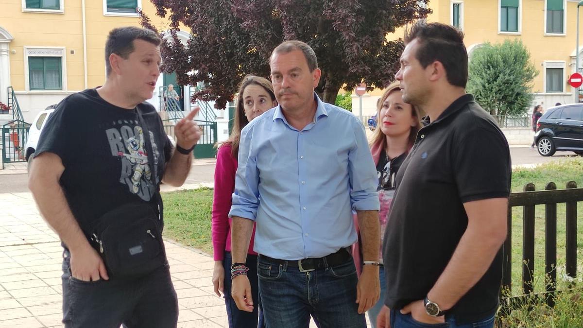 Francisco Requejo y otros miembros de Zamora Sí visitan el barrio Siglo XXI.