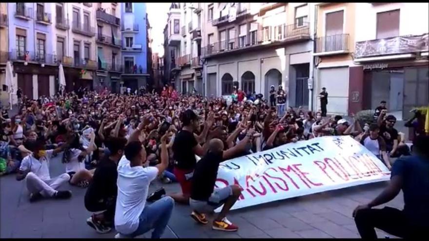 Centenars de persones es manifesten a Manresa contra la presumpta agressió racista al jove de Sant Feliu Sasserra