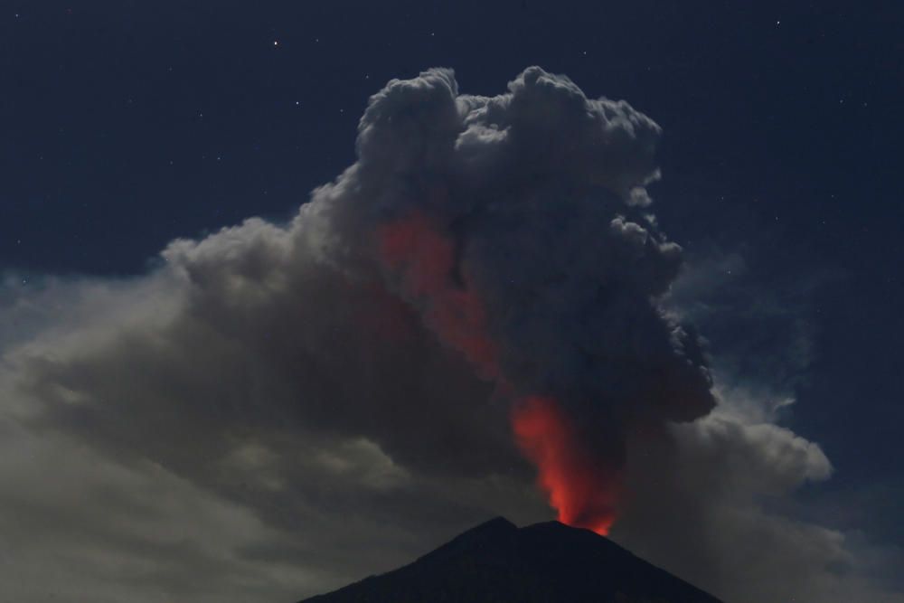 El volcán Mount Agung entra en erupción en Bali, Indonesia.