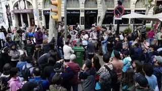 Los barceloneses agotan radios, linternas, pilas y velas de las tiendas ante el temor a una noche sin electricidad