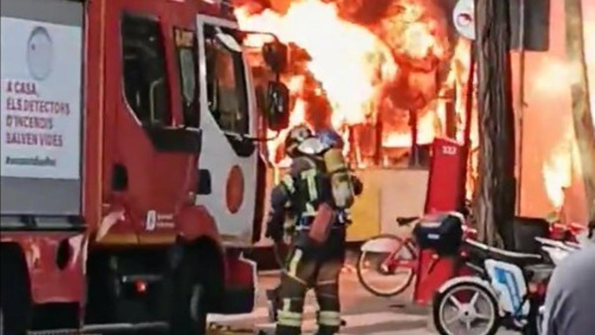 Captura del vídeo del incendio de un autobús de TMB