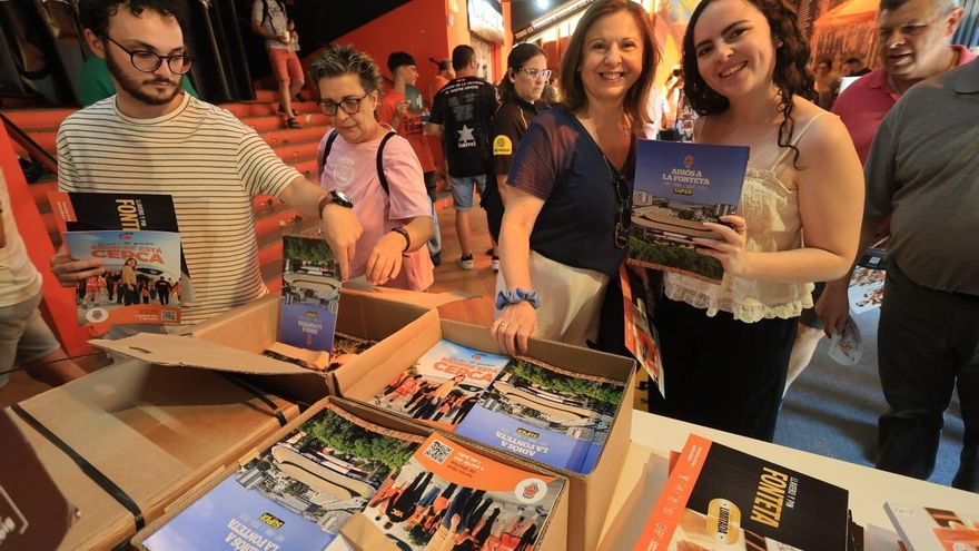 La afición recoge la revista con la historia taronja en La Fonteta