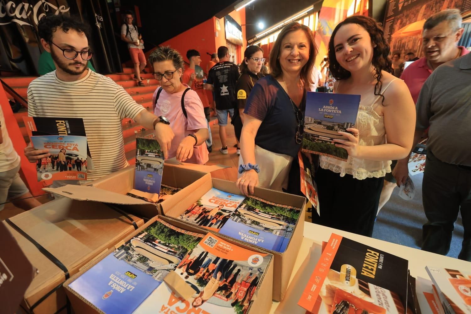 La afición recoge los 4.000 ejemplares de la revista SUPER de la Fonteta