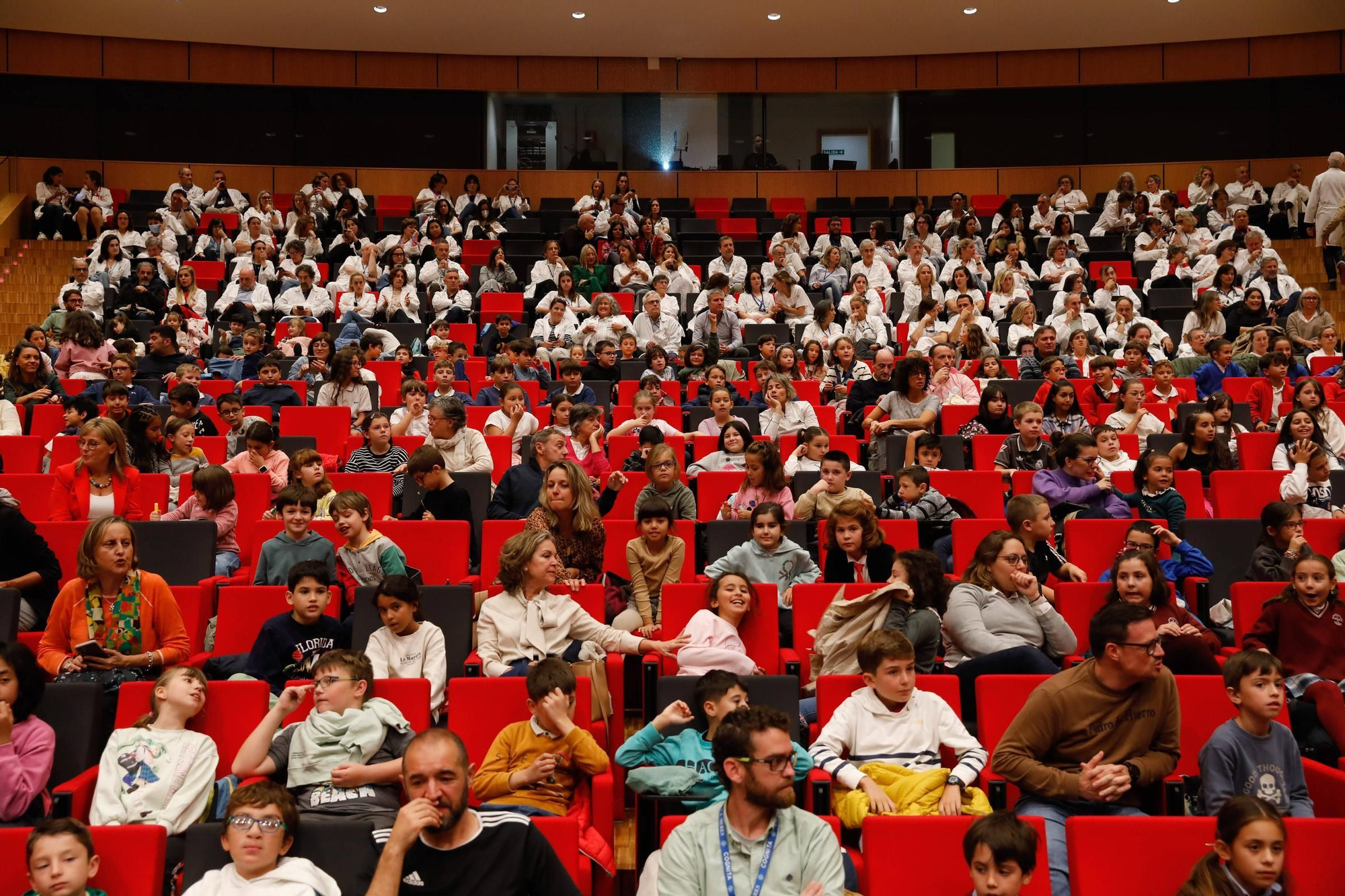 Tres de los galardonados con el premio "Princesa" de Investigación Científica y Técnica dan una charla a escolares asturianos en el HUCA.
