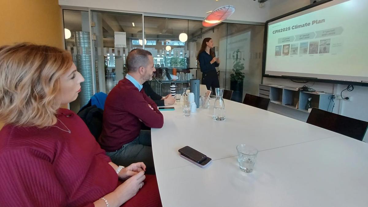 La edil de Urbanismo, Susana Madera, y el alcalde de Siero, Ángel García, asistiendo a la explicación sobre el modelo de desarrollo de Copenhague a cargo de Josephine Anna Thorén Basthof, coordinadora del programa &quot;Meet Copenhagen City&quot;