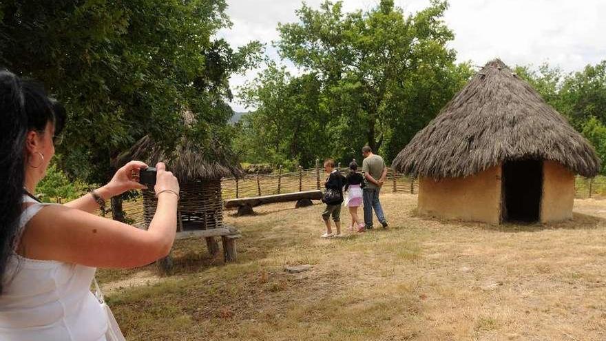 La recreación prehistórica será parecida a la existente en el Parque Arqueológico de Campo Lameiro. // GS