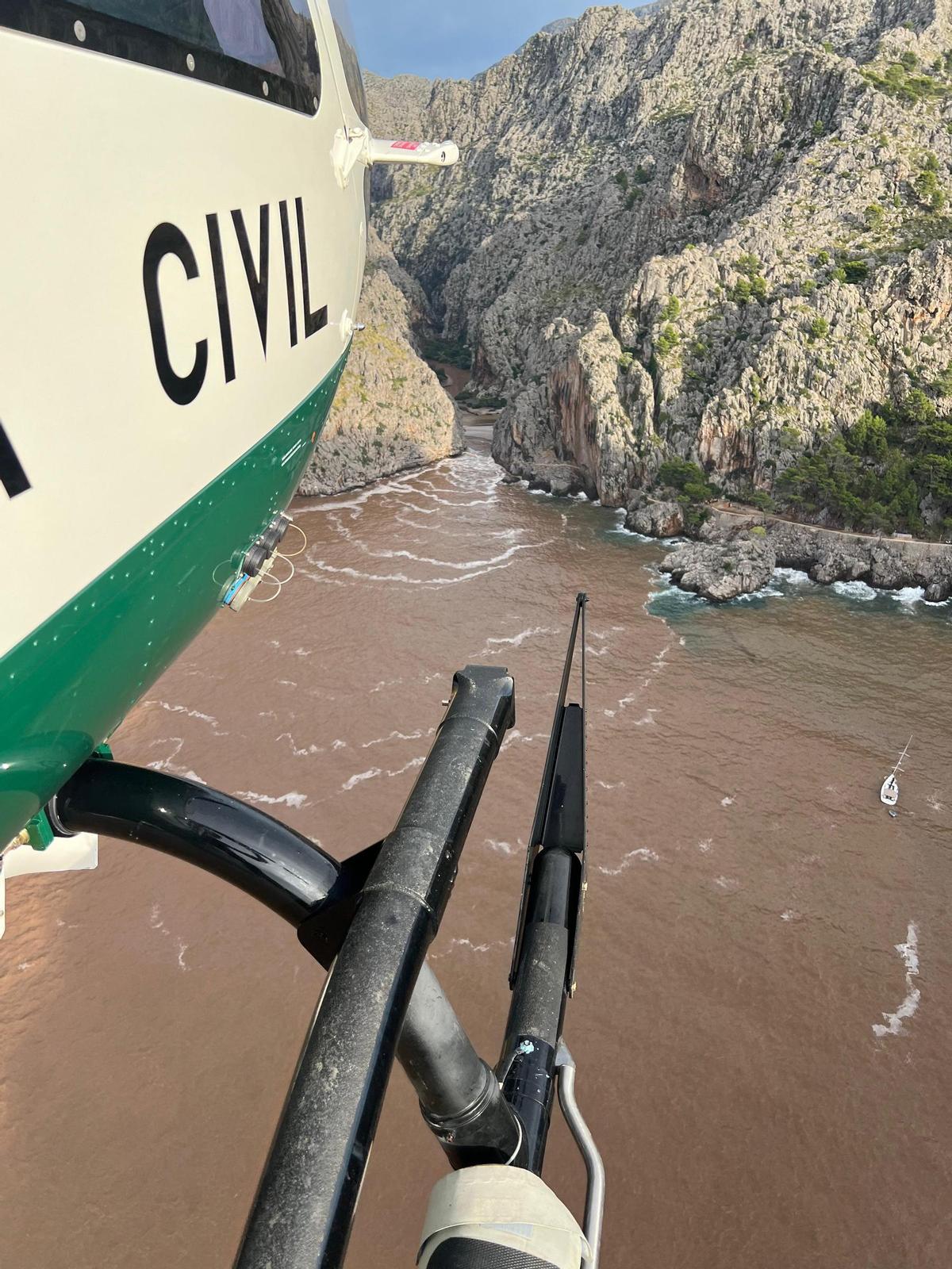El helicóptero de la Guardia Civil sobrevuela de desembocadura del torrente.
