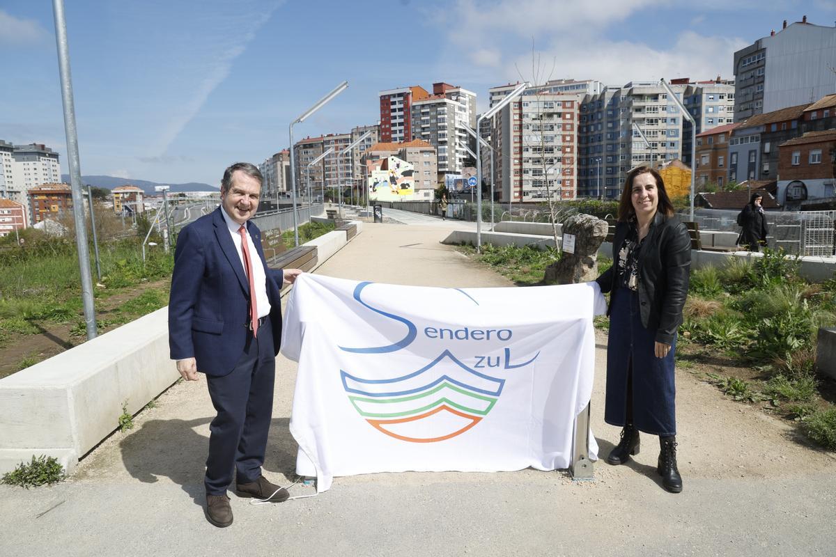 Caballero y Rodríguez, con la bandera blanca que se izó en la Vía Verde.