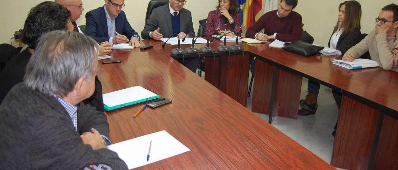 El conselleiro y el director xeral, en la reunión con alcaldes del Macizo Central. // Iñaki Osorio