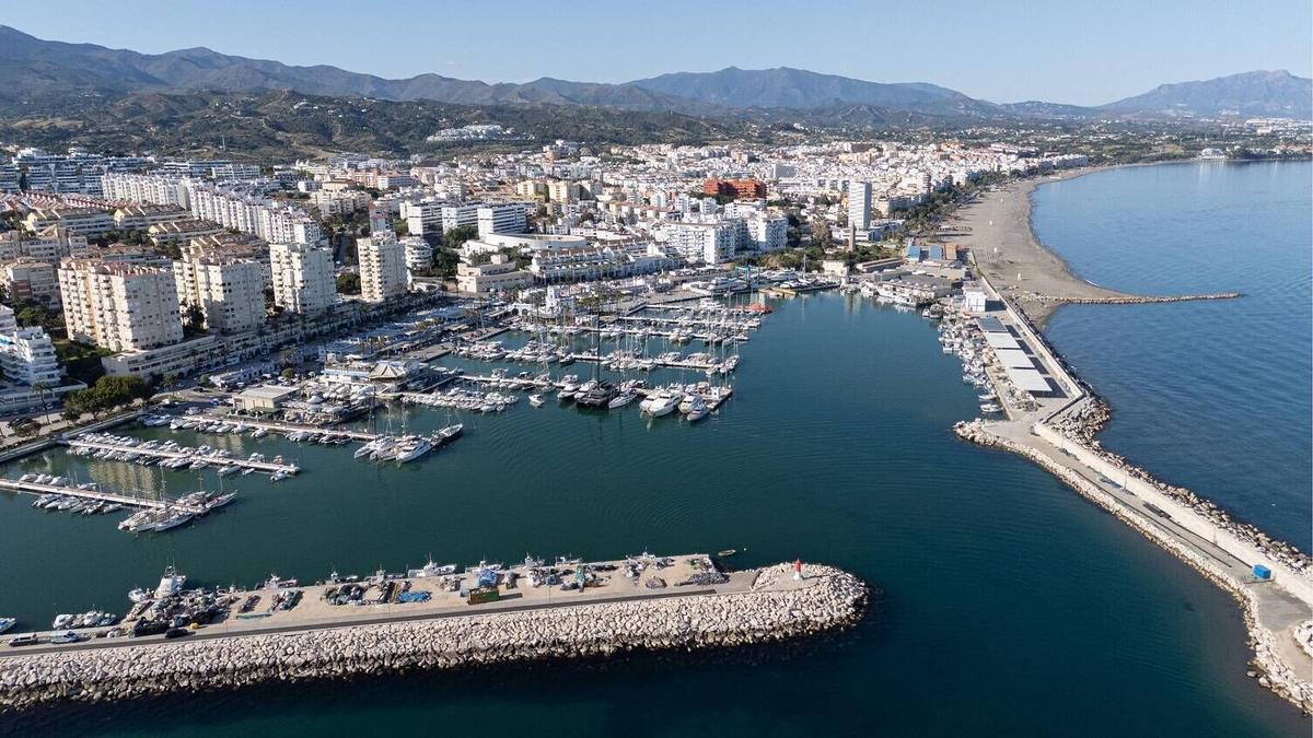 Una Imagen área de la localidad malagueña Estepona con el Puerto Deportivo en primer término.