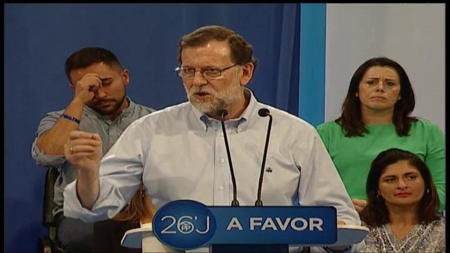 Rajoy apela al voto útil para impedir que "los malos" de Podemos ganen