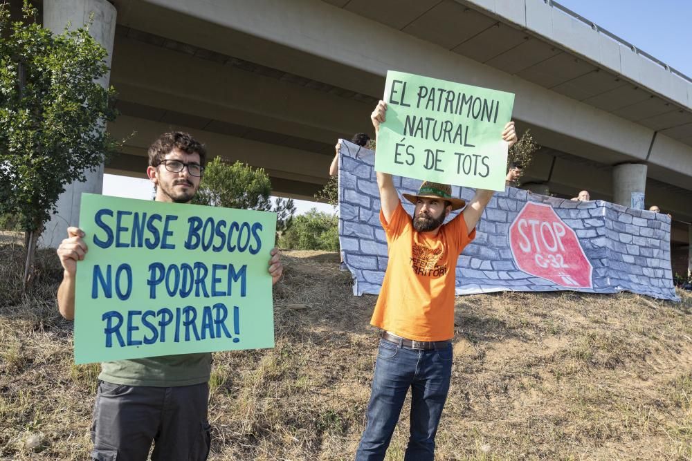 Protesta de la plataforma Aturem la C-32 a peu de carretera